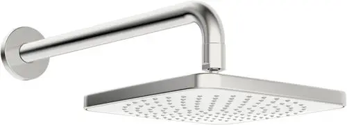 Kopfbrause aus Chrom, montiert an einem Wandarm, mit flächiger, gleichmäßiger Düse. Design von HANSA, geeignet für die Installation in Duschräumen.